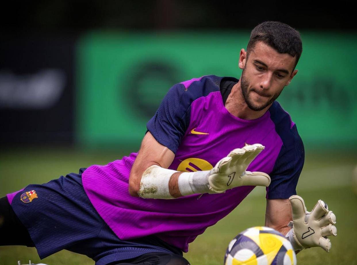 48小时闪电战，巴萨续约佩尼亚后急租科莫，小法砸80万押宝意甲首秀