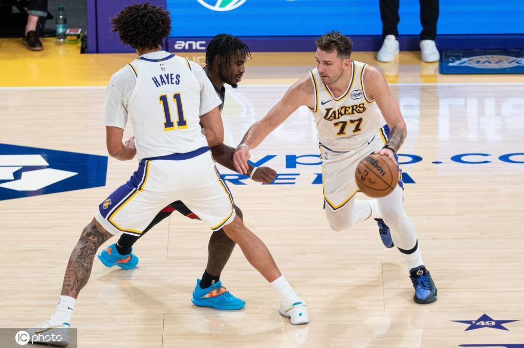 东契奇高情商湖人渐入佳境！教科书级带队造多赢结局